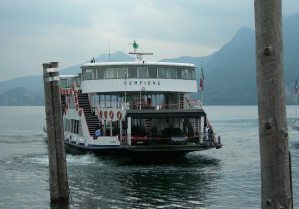 Traghetto ferry che collega Intra a Laveno e ritorno