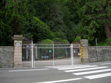 L'ingresso del Parco di Villa Pallavicino posto sulla strada del Sempione che costeggia il Lago Maggiore