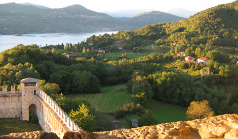 Il panorama dalla Rocca di Angera sul  lago maggiore