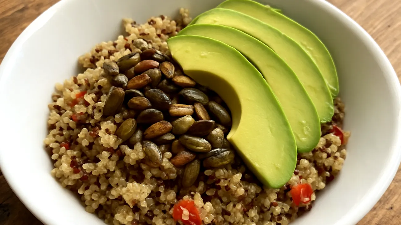 Insalata di quinoa con semi di zucca e avocado"