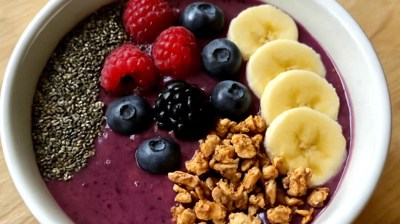 Smoothie bowl ai semi di chia e frutta di stagione"