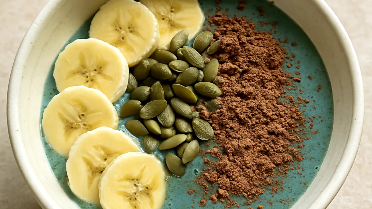 Smoothie bowl con spirulina, banana, semi di zucca e cacao crudo"