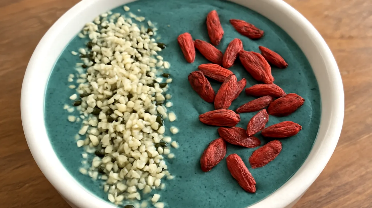 Smoothie bowl con spirulina, semi di canapa e bacche di goji"